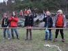 Scouter står och tittar på dragkampsmarkeringen som åker fram och tillbaka